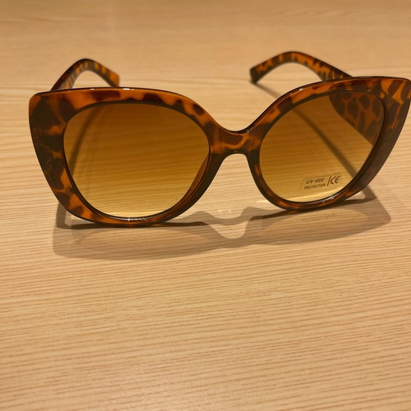 NWOT Chic Tortoiseshell Sunglasses - Picture 2 of 6